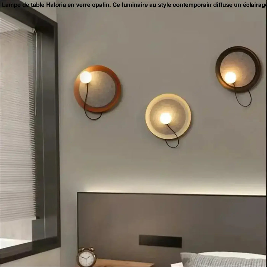 Trois appliques murales contemporaine avec abat-jours texturés tons chauds et cadres en bois ou métal par Orluna