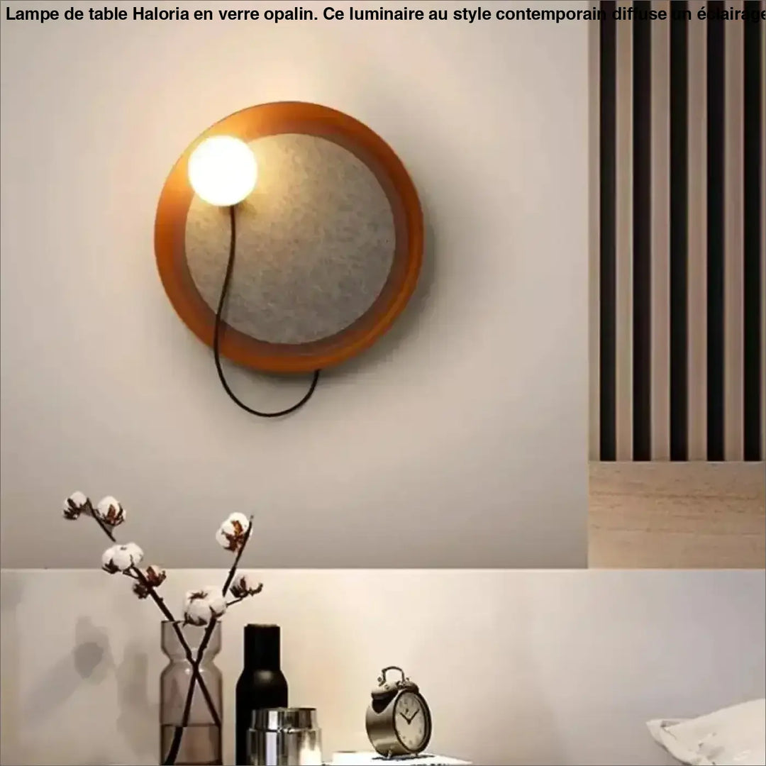 Applique murale contemporaine warm-toned avec cadre en bois et centre texturé gris avec ampoule visible orluna