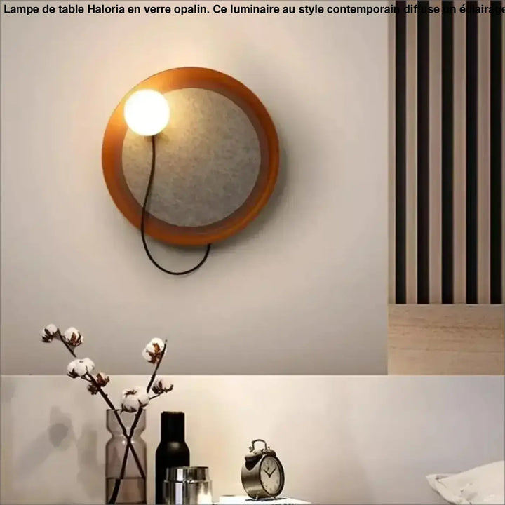 Applique murale contemporaine warm-toned avec cadre en bois et centre texturé gris avec ampoule visible orluna