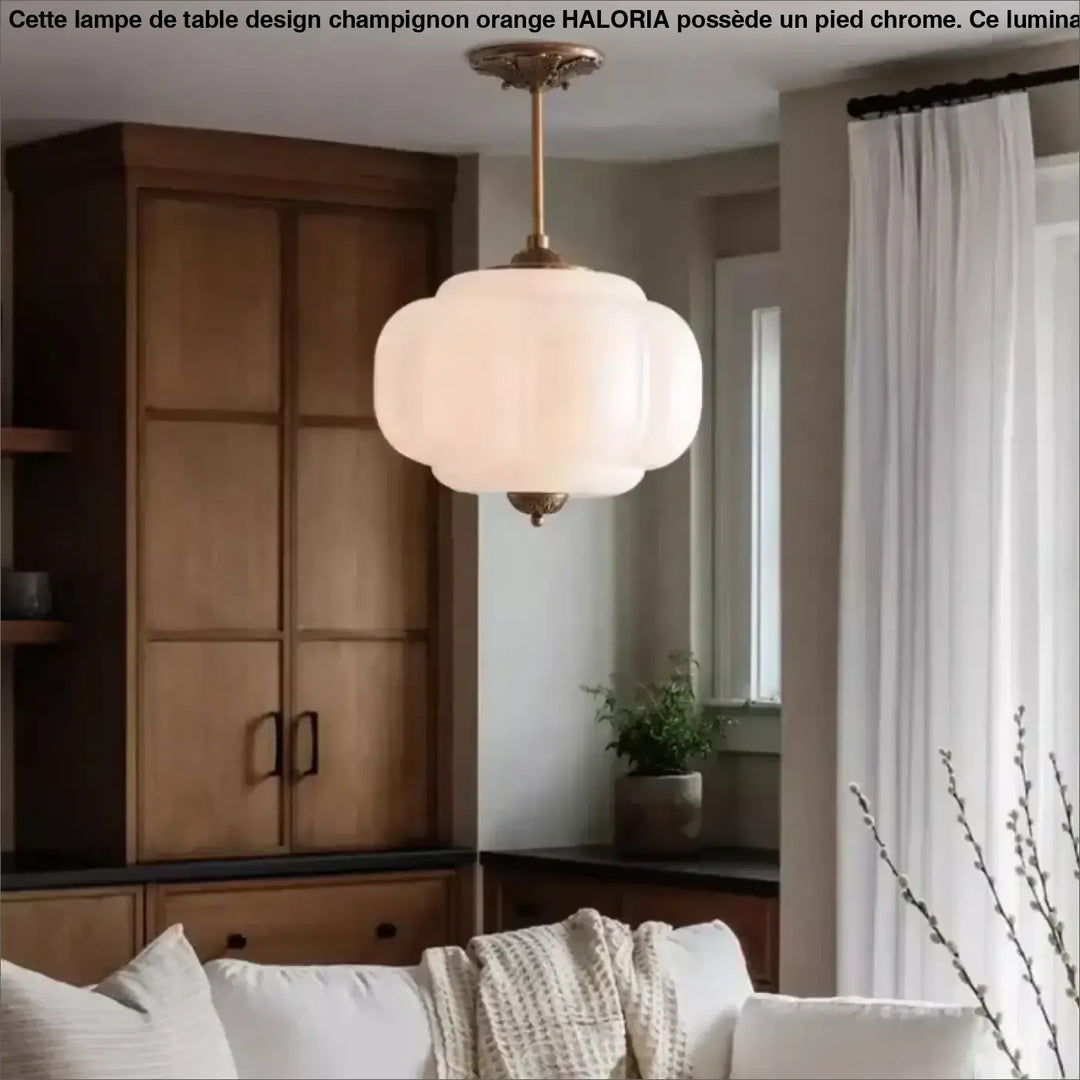 Suspension luminaire contemporaine en verre opale blanc cassé avec monture métal finition laiton et détail décoratif supérieur