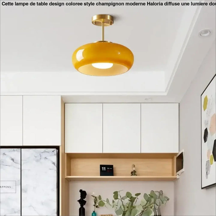 Luminaire plafonnier moderne solis avec abat-jour en verre ambré brillant et structure en métal finition laiton
