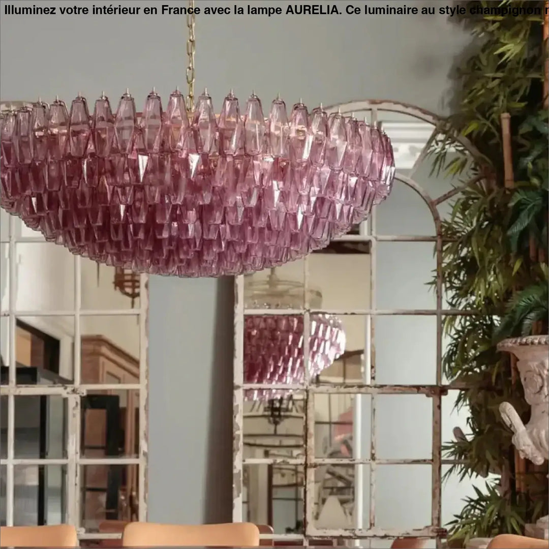 Suspension luminaire murano en verre sculpté rose délicat avec finition soignée en forme de goutte suspendue par une chaîne dorée