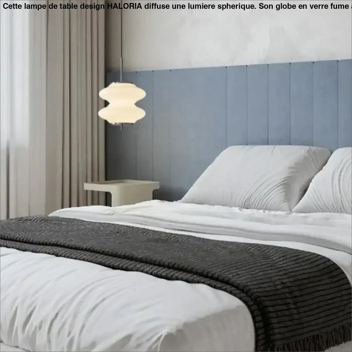 Suspension luminaire kalim avec abat-jour en verre blanc à formes arrondies suspendue au-dessus du lit