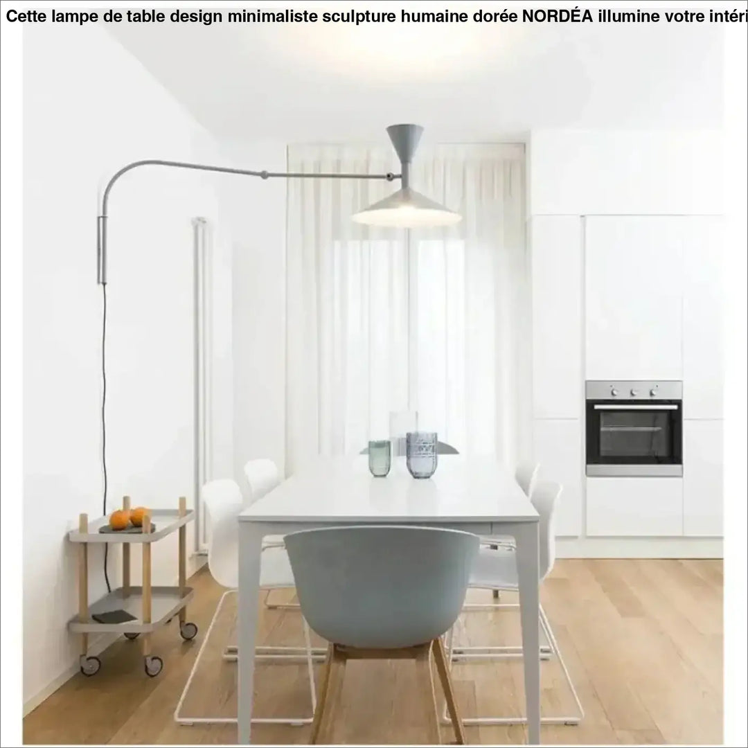 Lampe de table design minimaliste sculpture humaine dorée avec bras métallique courbé et abat-jour conique nordéa