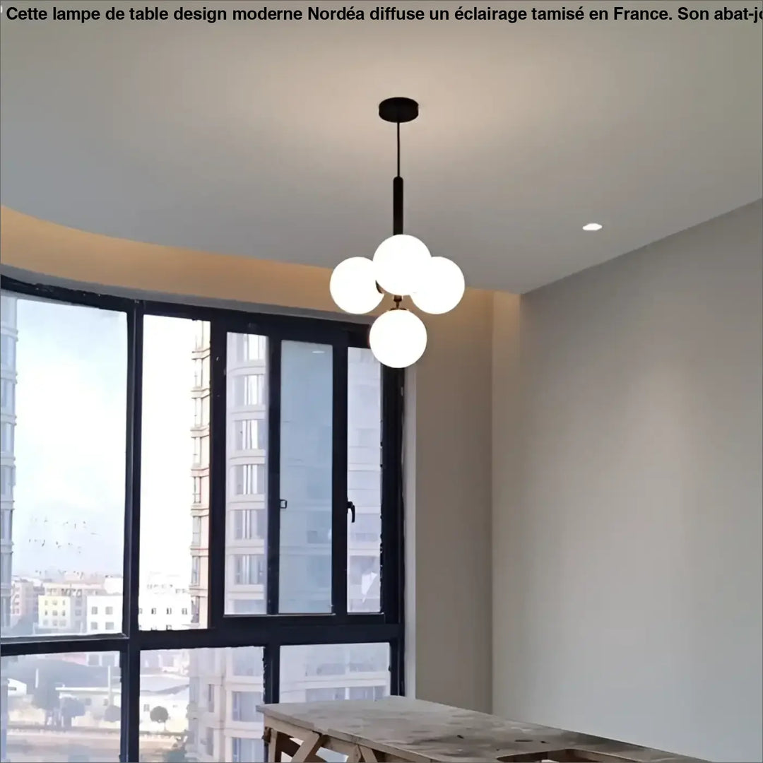 Suspension luminaire contemporaine golys noir avec quatre globes en verre givré apporte un luminaire design élégant