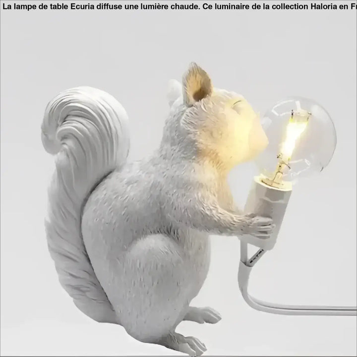 Lampe de table écureuil argentée avec finition mate texturée et ampoule à filament visible design écureuil