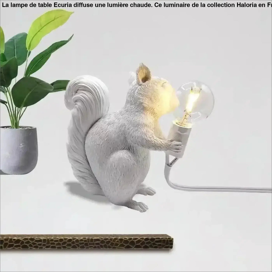 Lampe de table écureuil en résine blanche avec finition texturée tenant une ampoule edison illuminée design écureuil