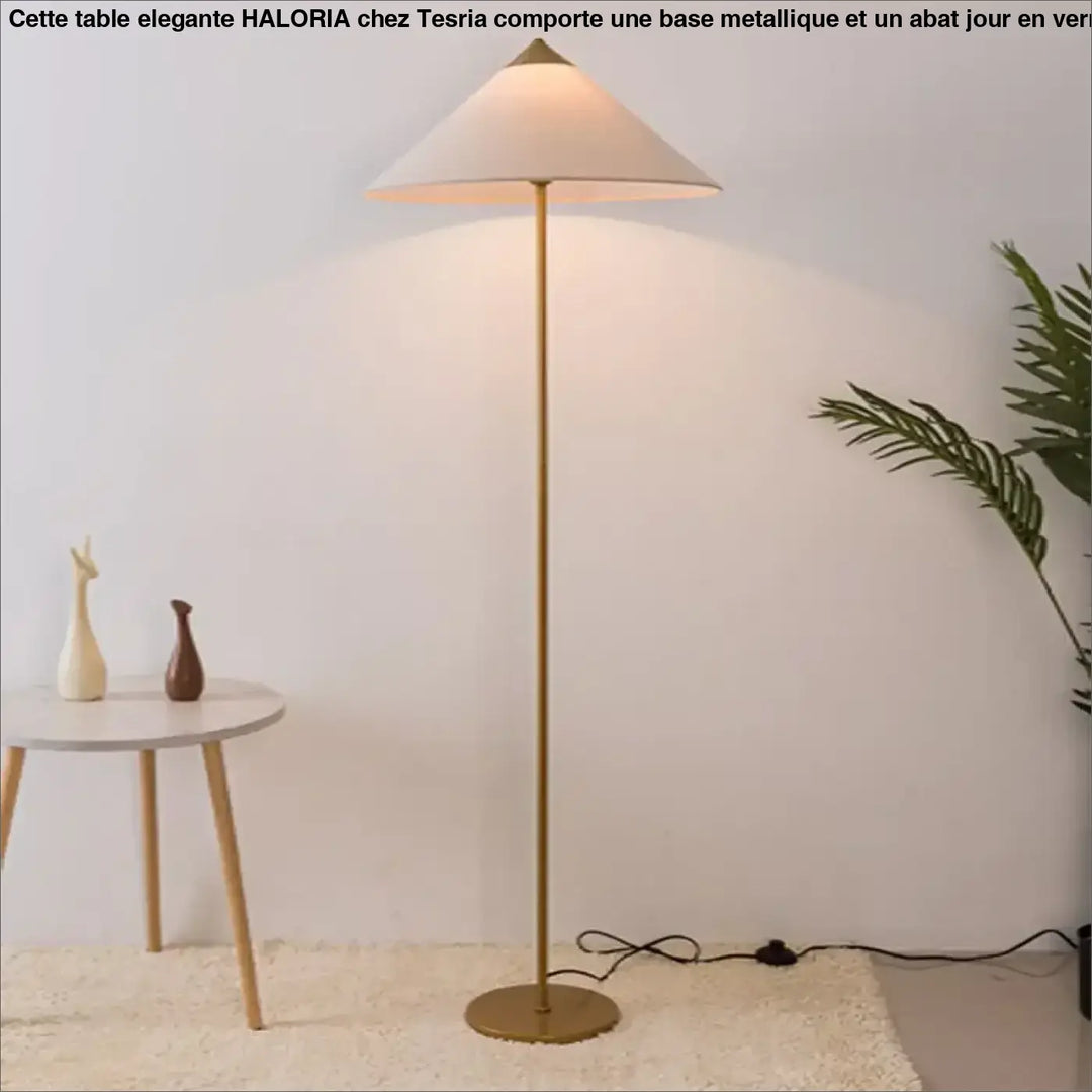 Lampadaire minimaliste rinessa finition dorée avec abat-jour conique en tissu crème pour une décoration intérieure chaleureuse
