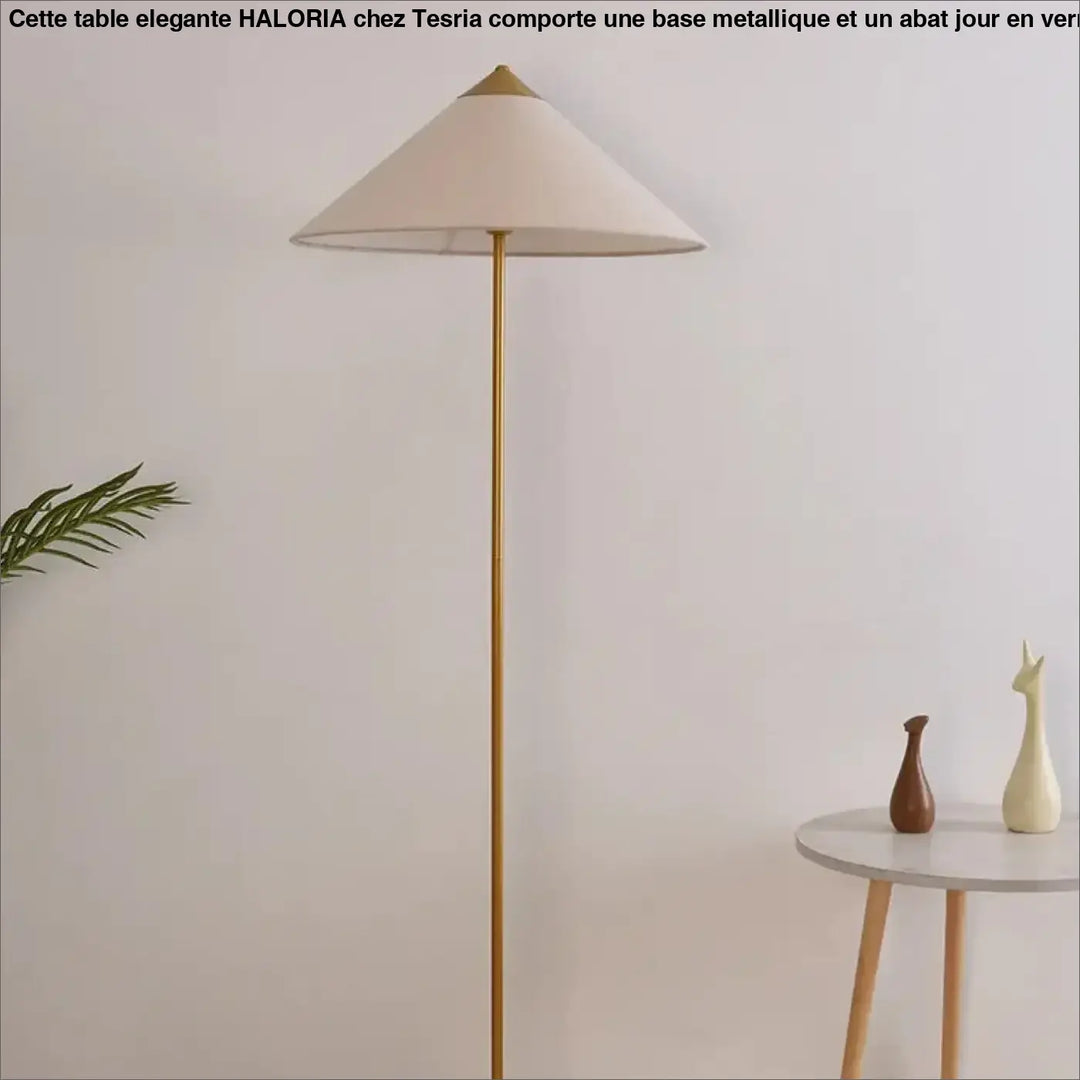 Lampadaire minimaliste rinessa avec pied en métal doré et abat-jour conique crème pour une décoration intérieure chaleureuse