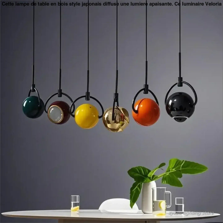 Suspension luminaire orion avec cinq boules en verre coloré suspendues par câbles noirs pour un design moderne