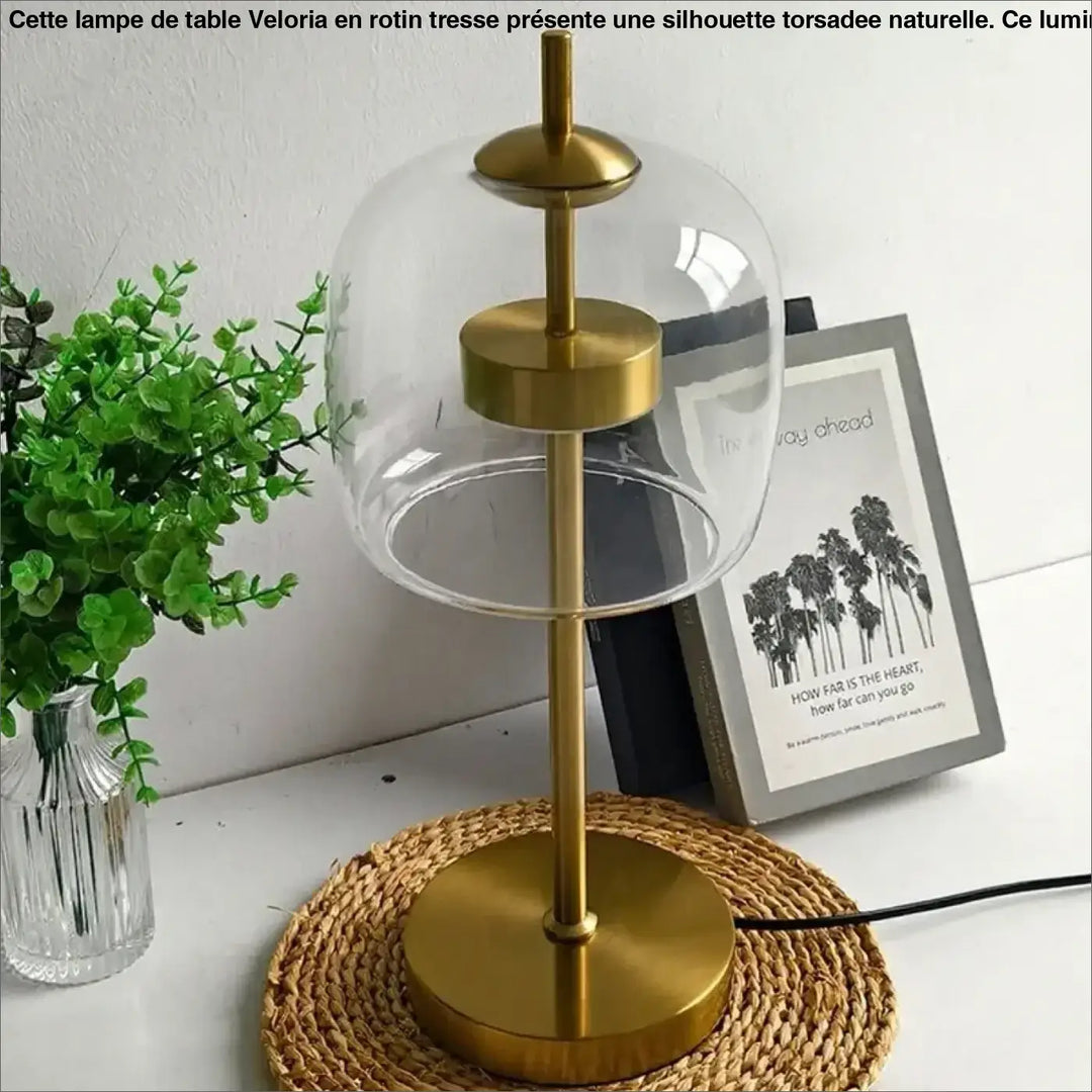 Lampe de table zelia en métal doré avec dôme en verre transparent et design à étages moderne pour table design
