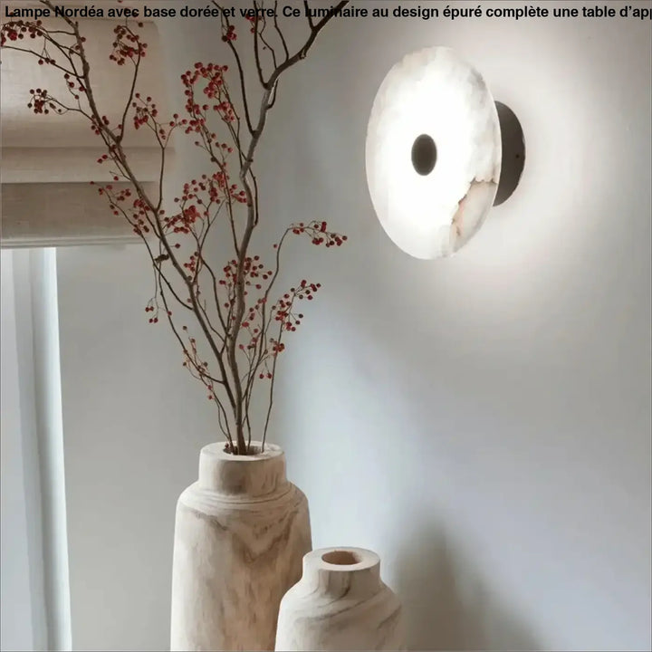 Applique murale moderne en marbre beige avec un support noir et un trou central sombre design moonya