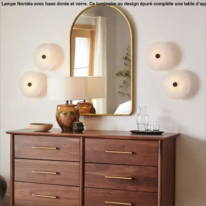 Applique murale moonya miroir arche dore avec support noir et details en marbre beige pour decor murale moderne