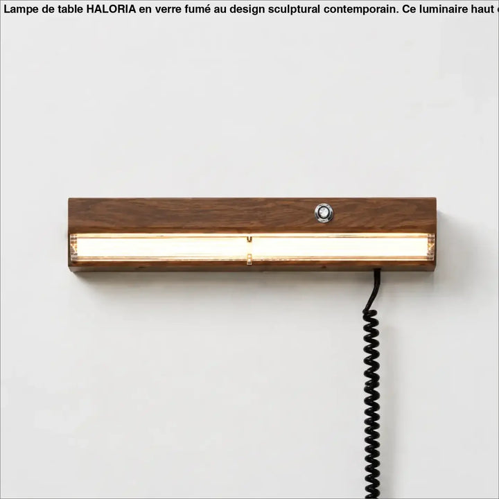Applique murale élégante alana en bois foncé avec un bandeau led blanc lumineux pour un mur moderne