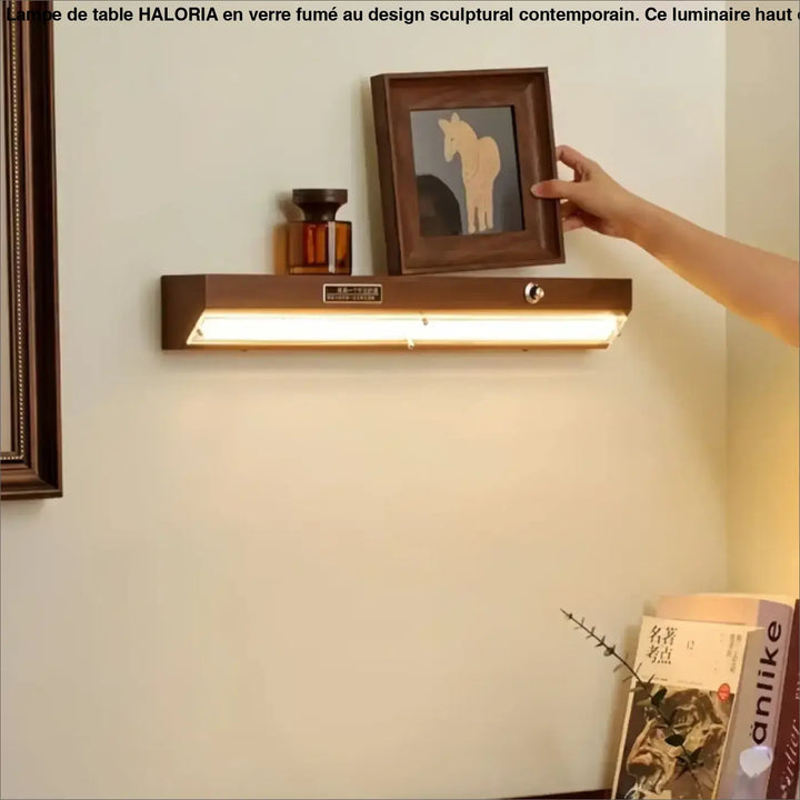 Applique murale élégante alana en bois ton chaud avec design moderne et bande led intégrée pour ambiance lumineuse murale