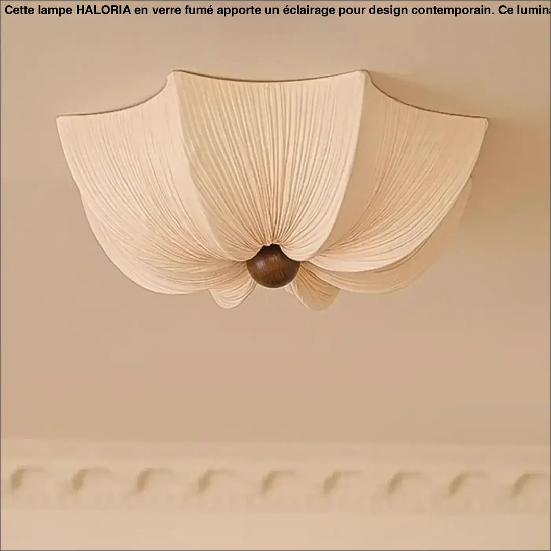Plafonnier design LIANHA en tissu crème avec abat-jour plissé et accent central en bois foncé
