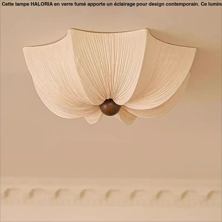 Plafonnier design LIANHA en tissu crème avec abat-jour plissé et accent central en bois foncé