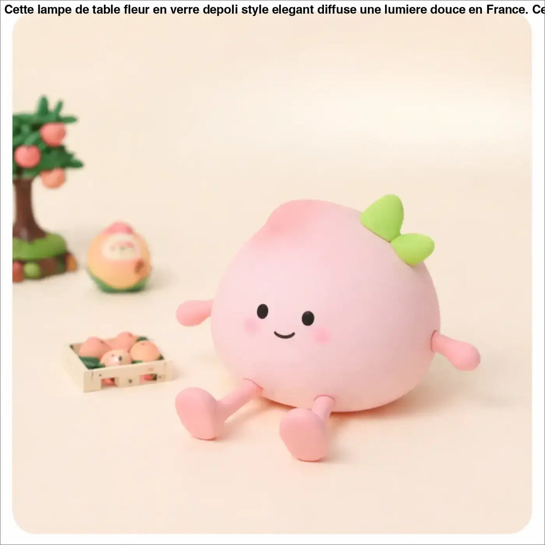 Veilleuse pêche fruitée en peluche rose en forme de pêche avec un nœud vert et petits bras et jambes