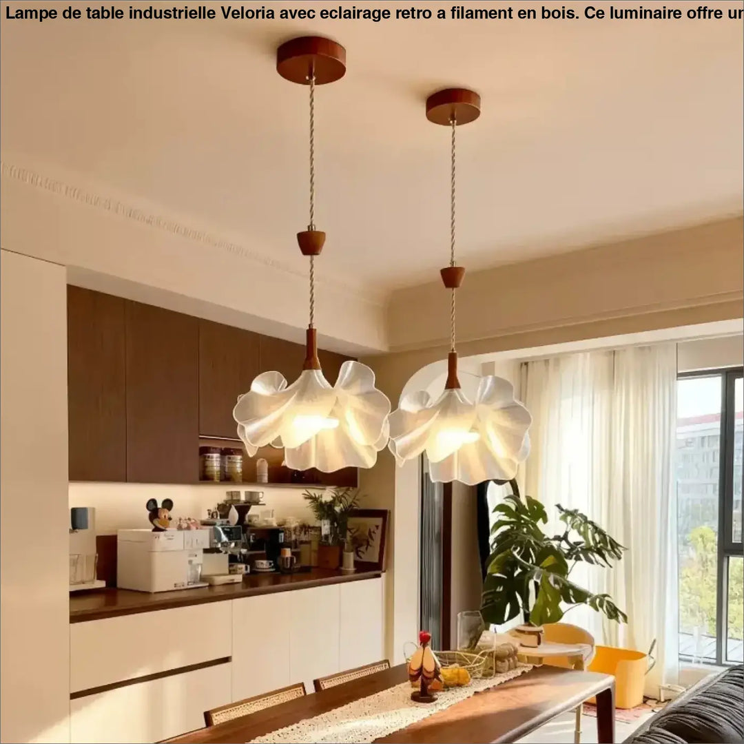 Deux lampes suspendues volina en forme de fleur blanche avec supports en bois élégants suspendues au plafond
