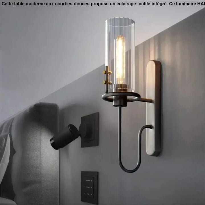 Applique murale industrielle loftia avec ampoule edison visible, abat-jour en verre transparent et support en métal noir mat