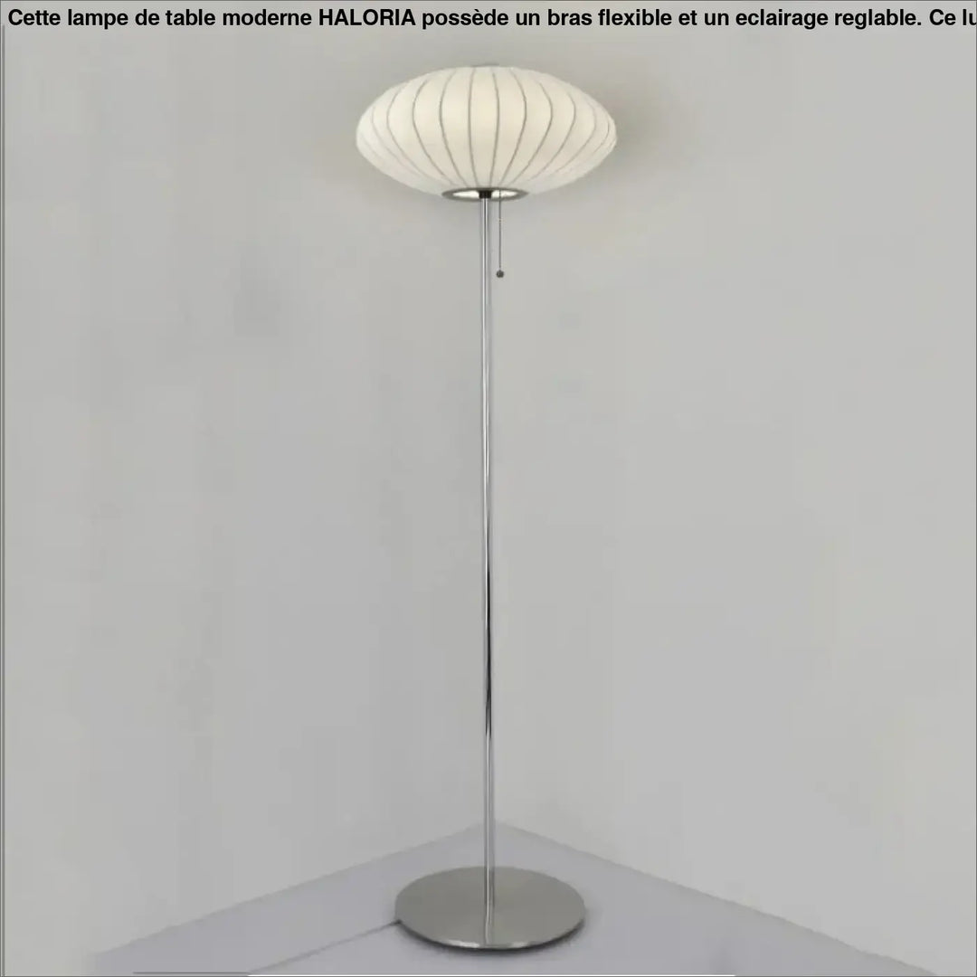 Lampadaire monna avec globe lumineux blanc nervuré et finition chrome pour une décoration intérieure style nordique