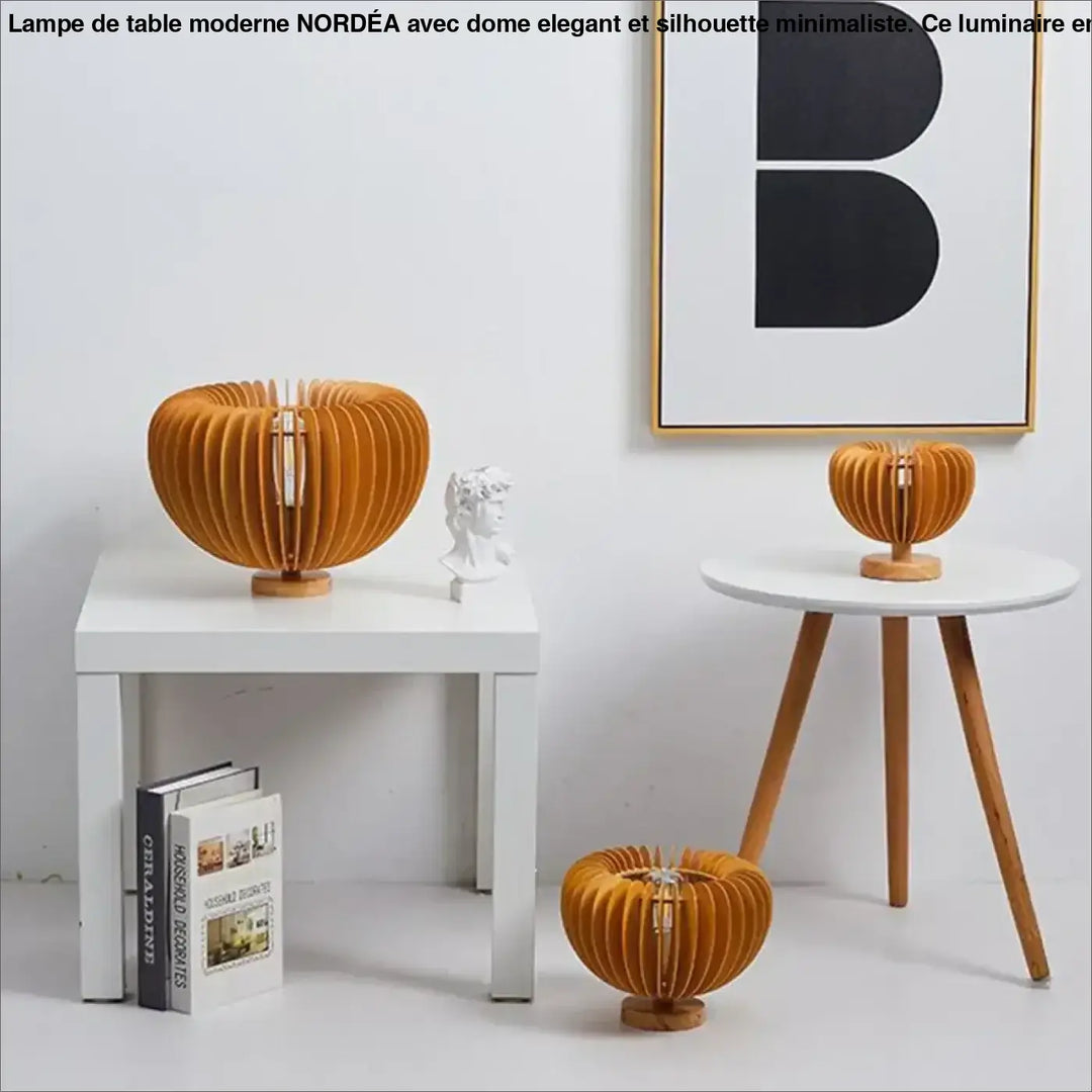 Lampe de table kukuma en bois aux formes organiques chaude couleur ambre avec design moderne et sculptural