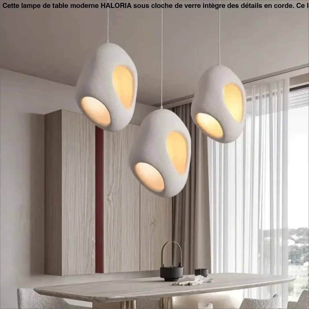 Suspension luminaire cavia avec trois lampes en céramique blanche texturée et intérieur jaune chaud en design luminaire aux