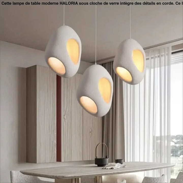 Suspension luminaire cavia avec trois lampes en céramique blanche texturée et intérieur jaune chaud en design luminaire aux