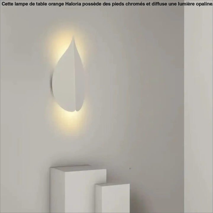 Applique murale halys blanche minimaliste en forme de goutte avec éclairage ambiant doux pour intérieur contemporain