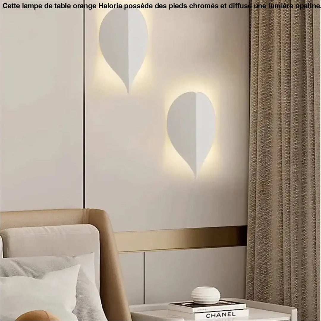 Deux appliques murales halys blanches minimalistes en forme de feuille diffusant une lumière chaude douce