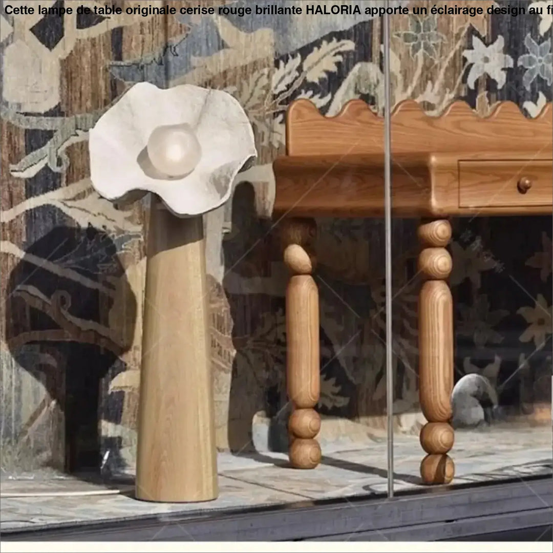 Lampadaire design en bois minimaliste avec un globe lumineux satiné blanc et un accent perle central