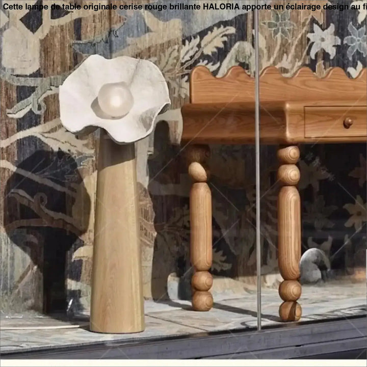 Lampadaire design en bois minimaliste avec un globe lumineux satiné blanc et un accent perle central