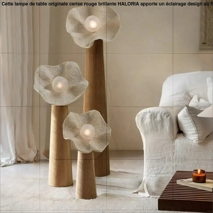 Trois lampadaires design en bois avec globe lumineux satiné en tissu translucide en forme de fleur