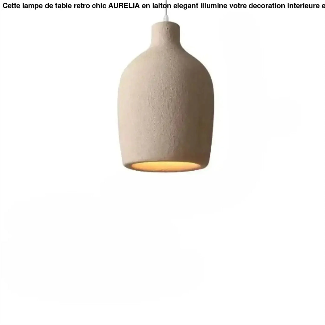 Suspension en céramique texturée beige avec une lueur chaleureuse à l’intérieur.