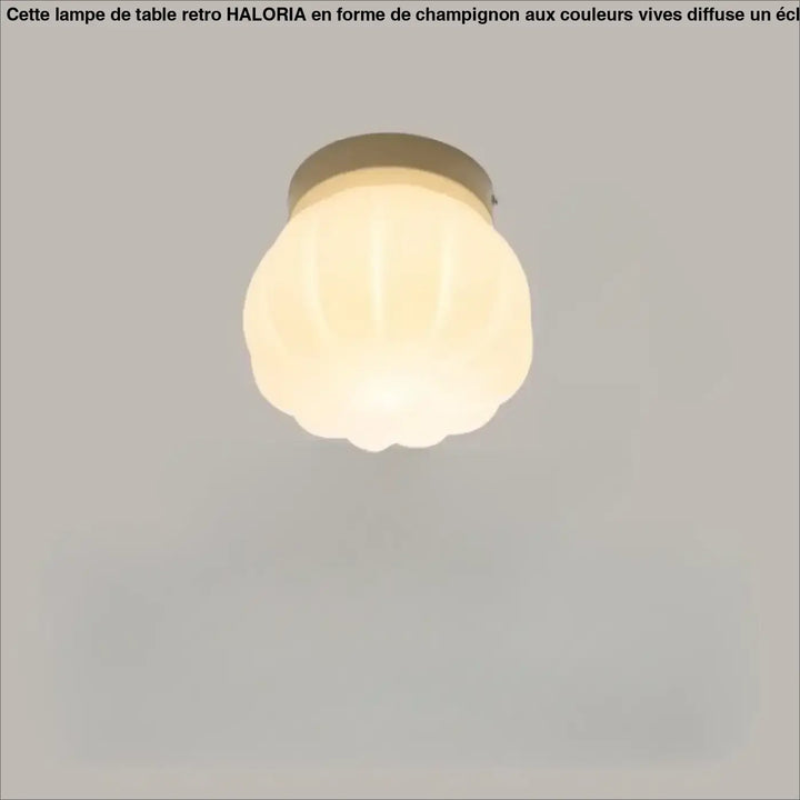 Applique murale puﬀo avec abat-jours arrondis en verre dépoli et base métallique pour un murale design doux