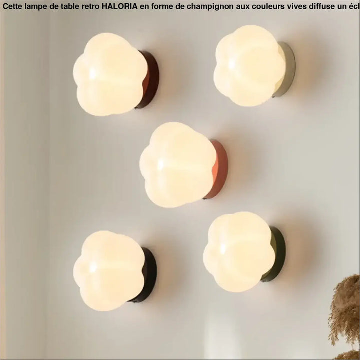 Applique murale puffo avec abat-jours arrondis en verre dépoli et base métal foncé pour un murale design doux
