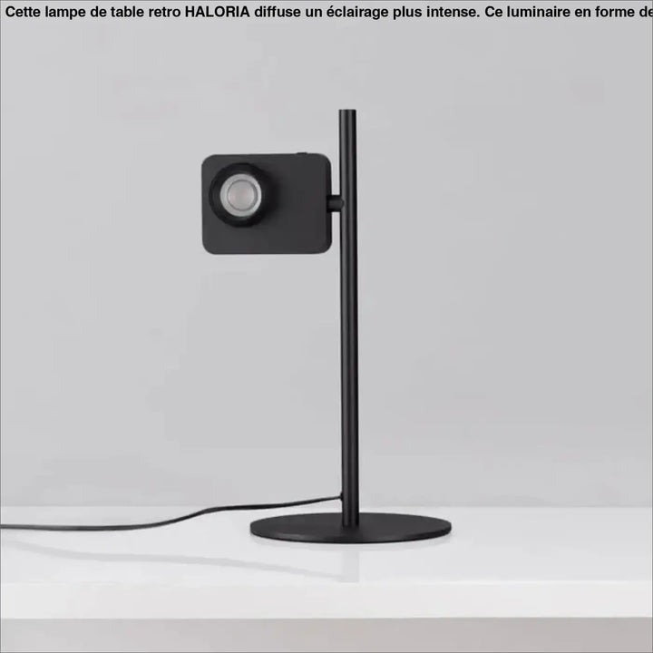 Lampe de table eclia noire minimaliste avec tête carrée et tige élancée pour éclairage directionnel design table