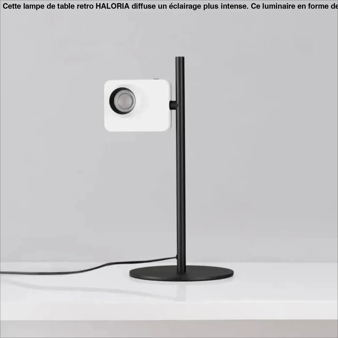 Lampe de table eclia avec éclairage directionnel blanc et tige élancée sur un stand noir design pour table