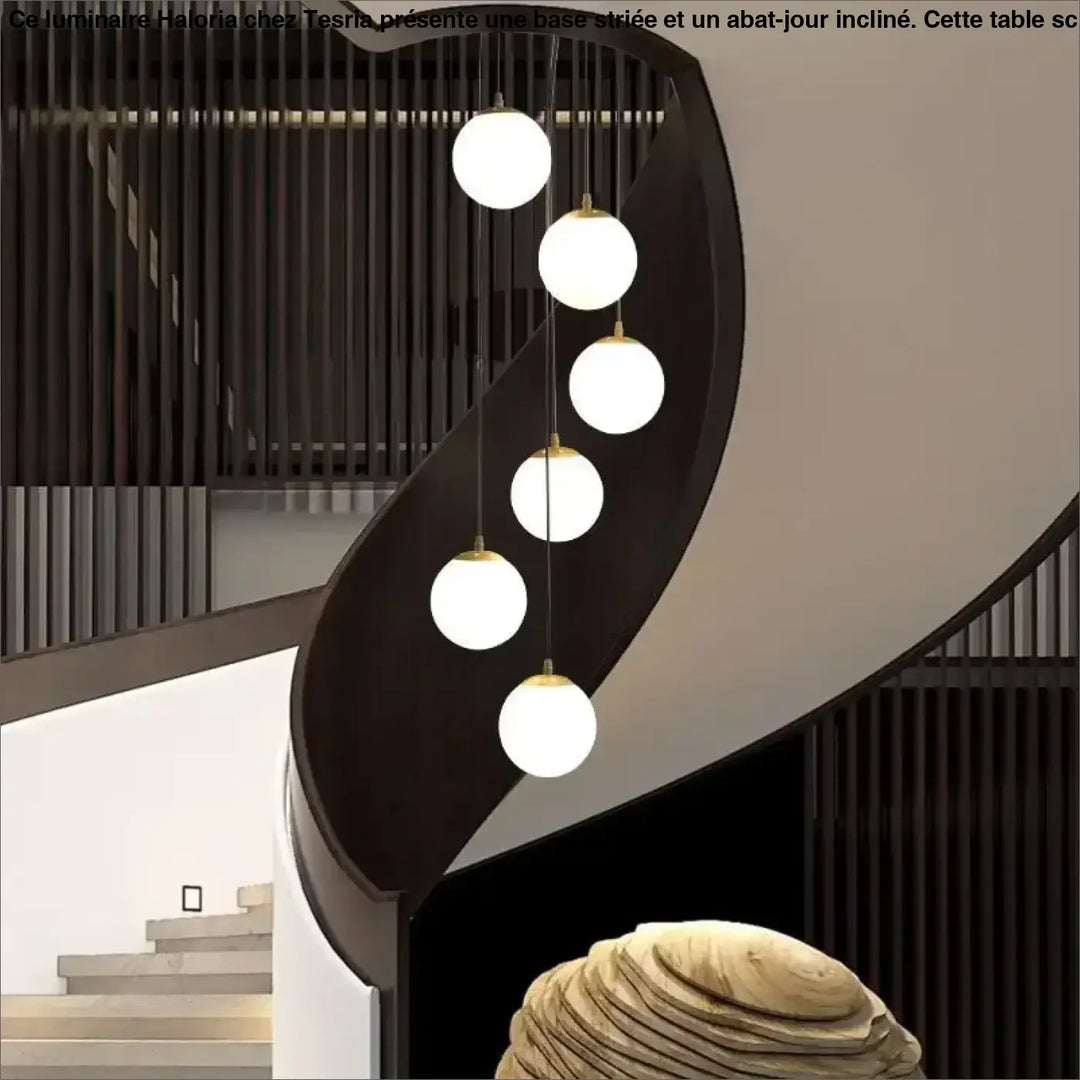 Suspension luminaire umami moderne minimaliste avec cinq globes en verre blanc suspendus par des fixations métalliques dorées