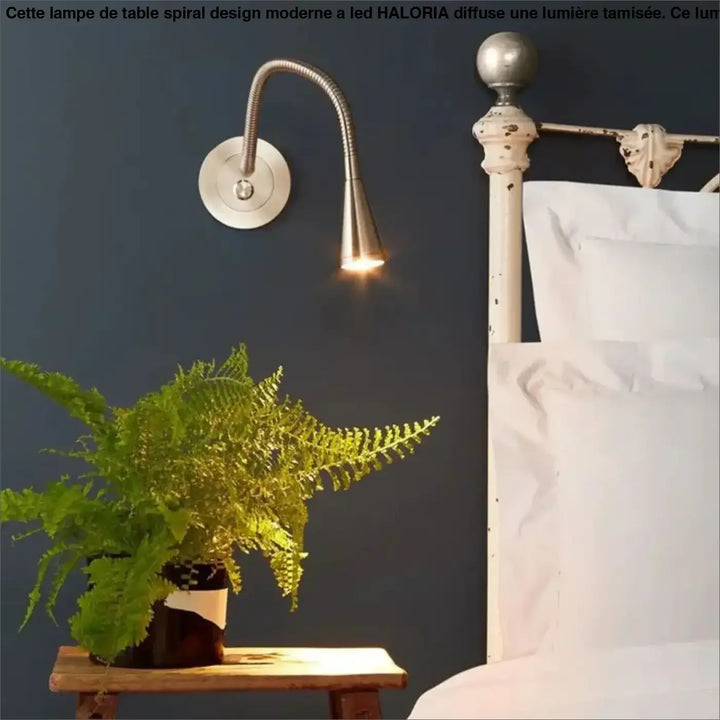 Applique murale cobra en métal argenté avec bras flexible et tête réglable idéale comme lampe de lecture ou pour l’étude