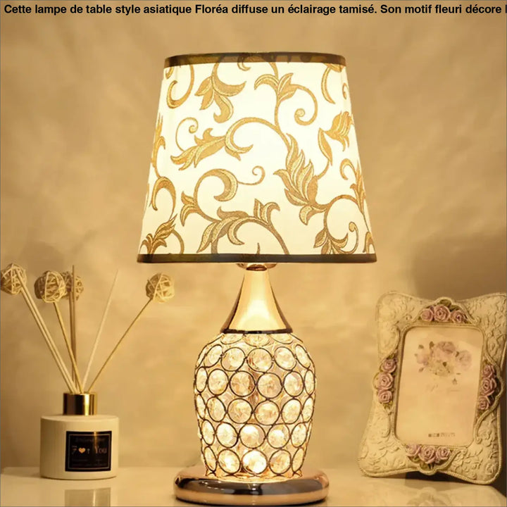 Lampe de chevet charlie avec abat-jour blanc orné de motifs feuilles d’or et base cristalline design élégant attire l’œil