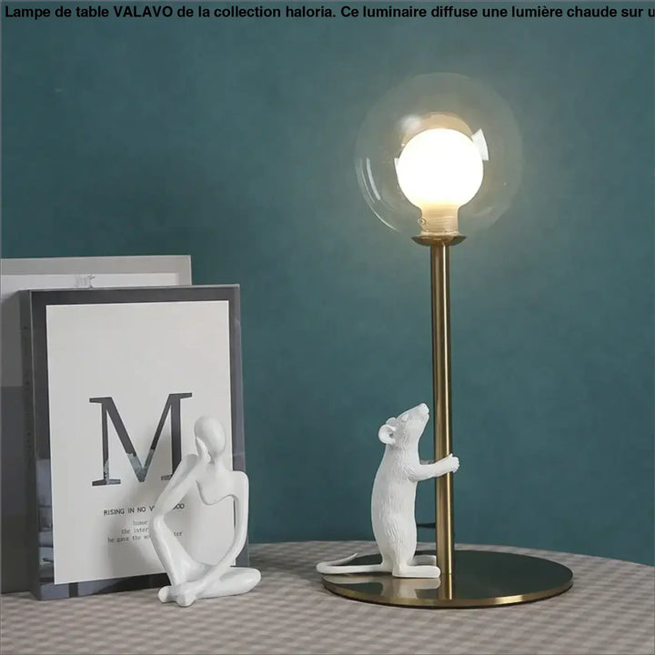 Lampe de table valavo en résine blanche avec souris tenant un poteau en fer type laiton et globe en verre clair