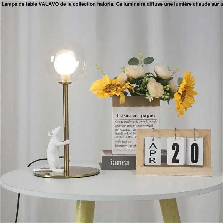 Lampe de table valavo en fer type avec abat-jour en laiton minimaliste et souris en ceramique blanche sur base