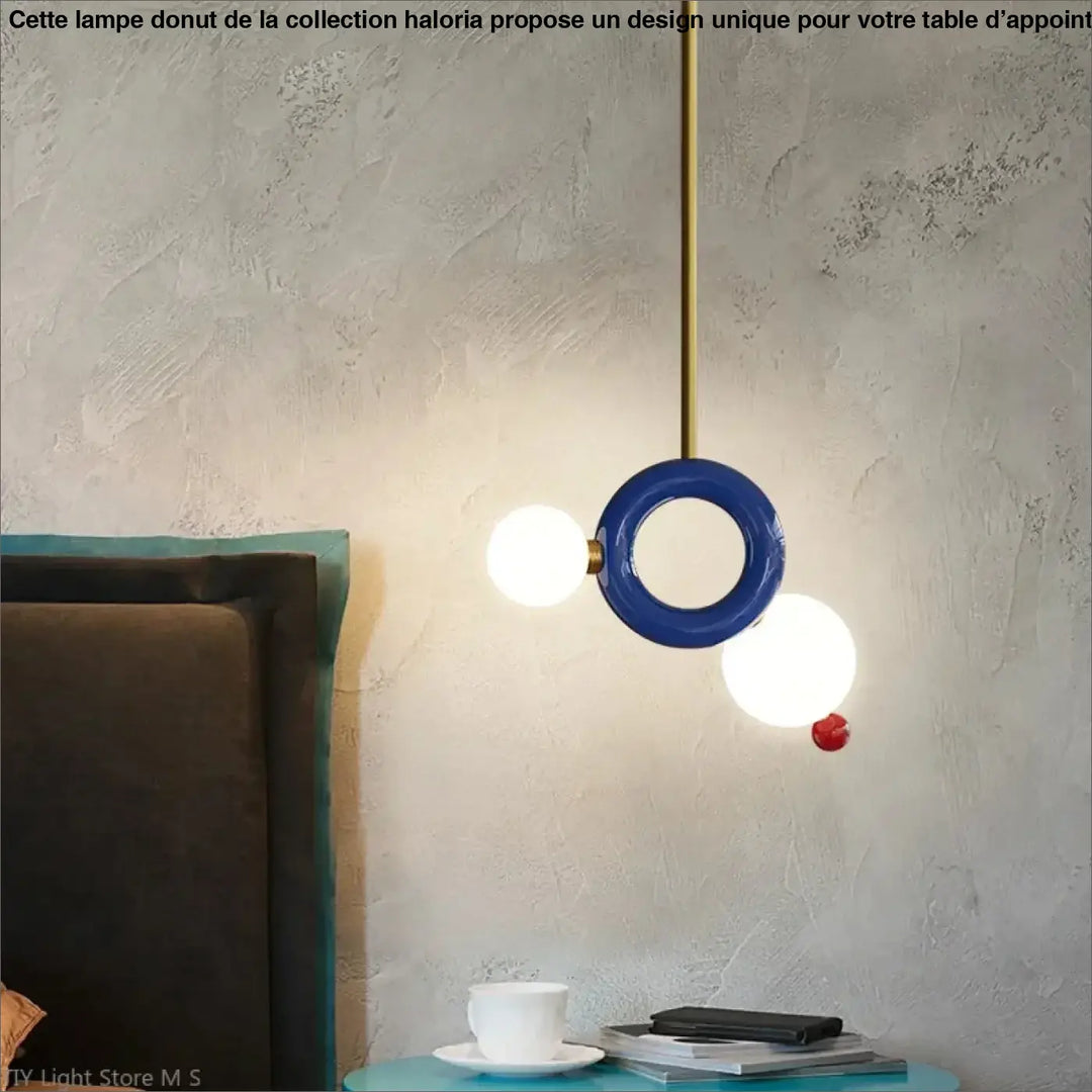 Suspension luminaire moderne en céramique bleue avec deux ampoules sphériques lumineuses et une petite perle rouge