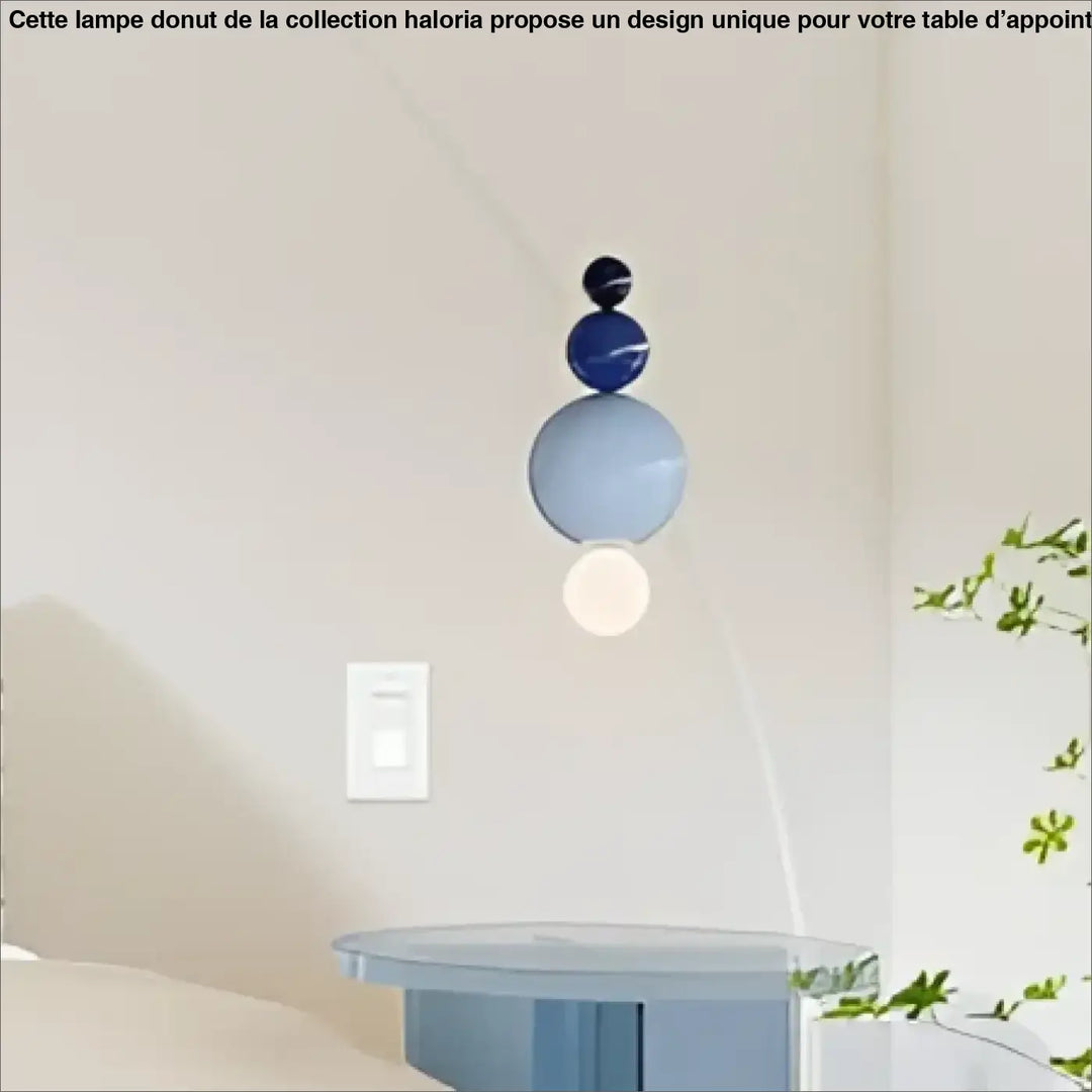 Suspension luminaire moderne resinia avec quatre sphères en verre bleu et blanc suspendues par un cordon fin