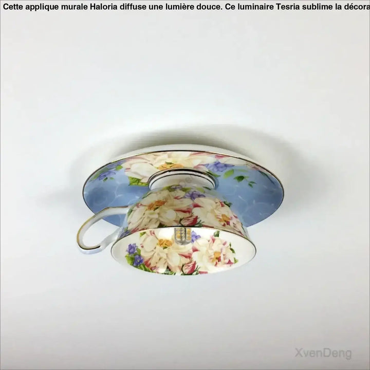 Luminaire plafonnier tassy avec teacup en porcelaine délicate motifs floraux pastel lumière douce design ancien