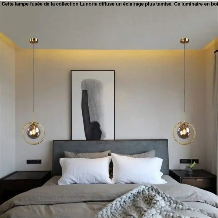 Lampe fusee lunoria avec éclairage plus, suspensions dorées à globes en verre pour une table d’appoint élégante