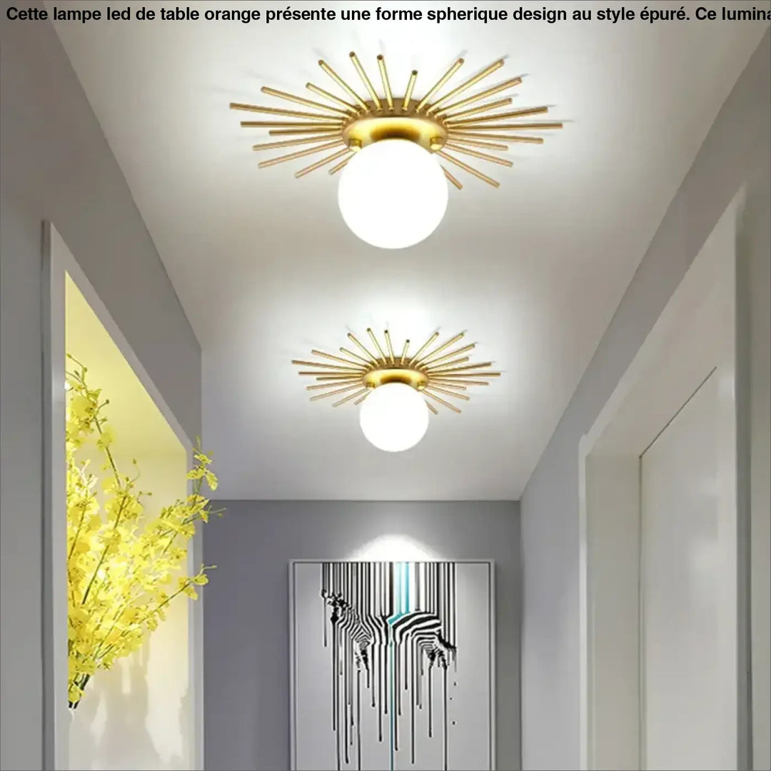 Plafonnier design spika métal doré avec ampoule globe blanche et motif en étoile sunburst