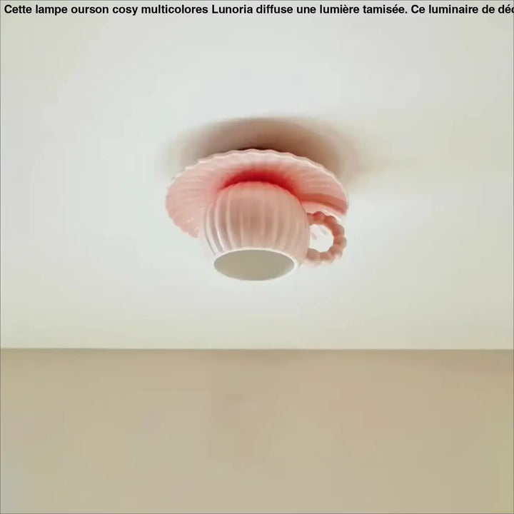 Luminaire plafonnier coralia en céramique rose pastel en forme de tasse et soucoupe délicate monté au plafond
