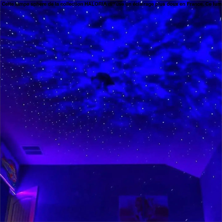 Lampe sphere de la collection Haloria avec plafond étoilé bleu et motifs nuageux sombres intégrés pour table d’appoint